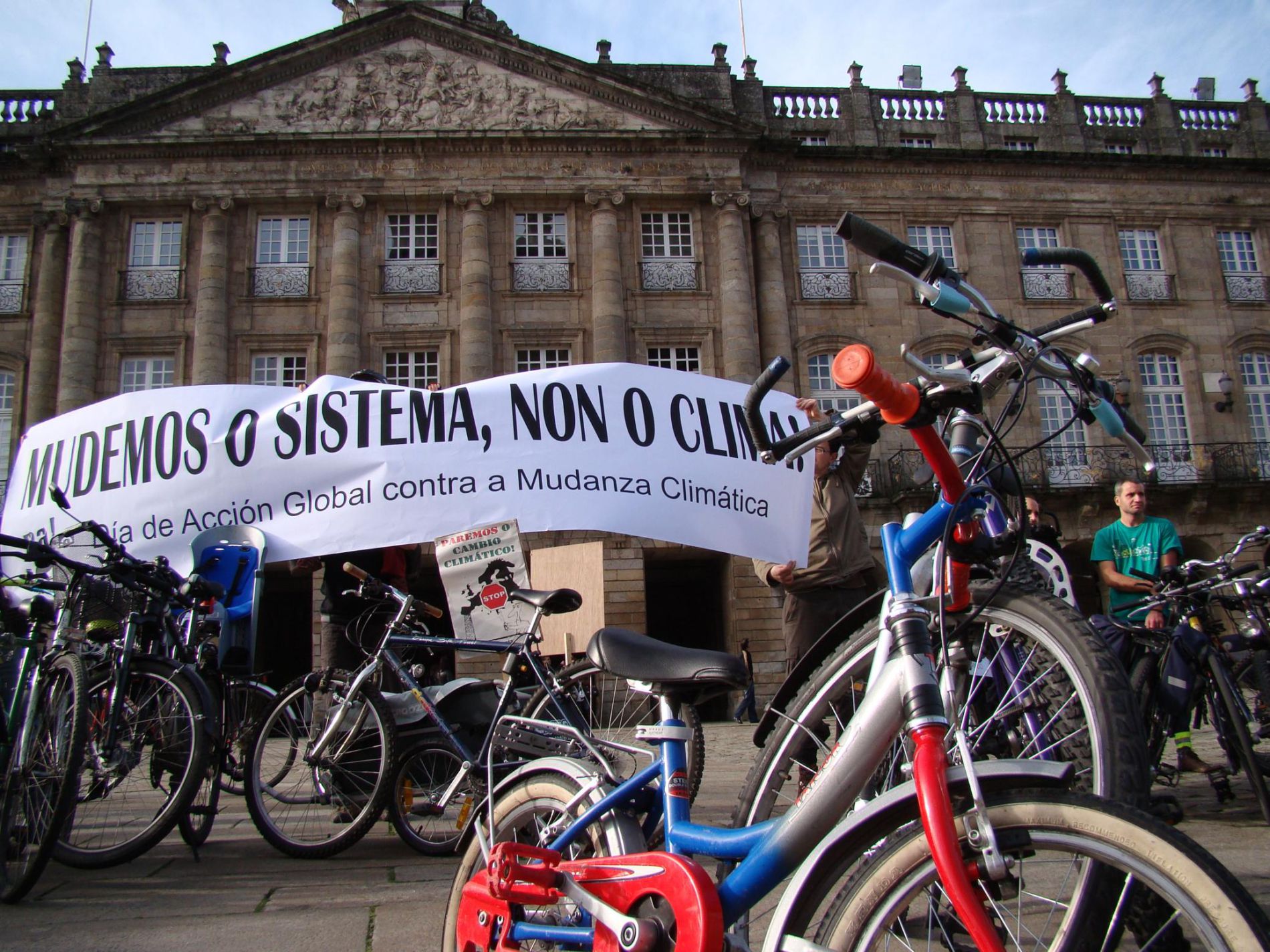 Pedalada contra o cambio climático. MUDEMOS O SISTEMA, NON O CLIMA. Rede Galega Anticapitalista.