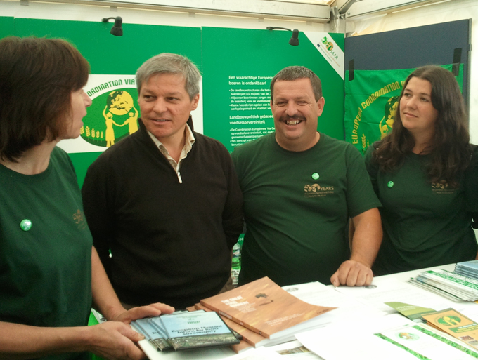 Isabel Vilalba con Dacian Ciolos