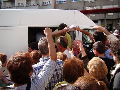 Reparto de leite na Praza Roxa(2)