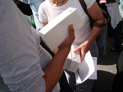 Reparto de leite na Praza Roxa