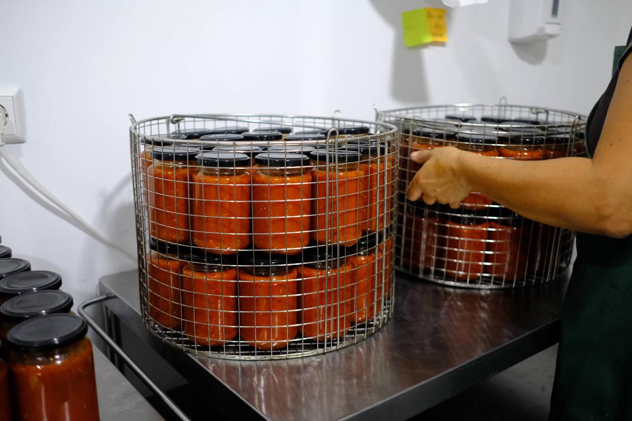 Elaboración de conservas en obradoiro compartido (S'Obrador de APAEMA, Mallorca)