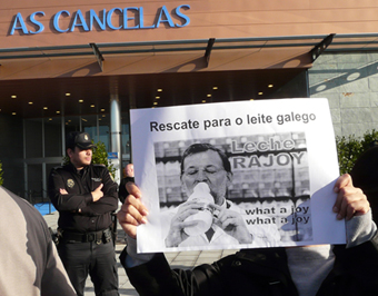 Protestas na inauguración do centro comercial das Cancelas para denunciar os abusos da distribución e a parálise da Xunta como causas da crise do sector lácteo