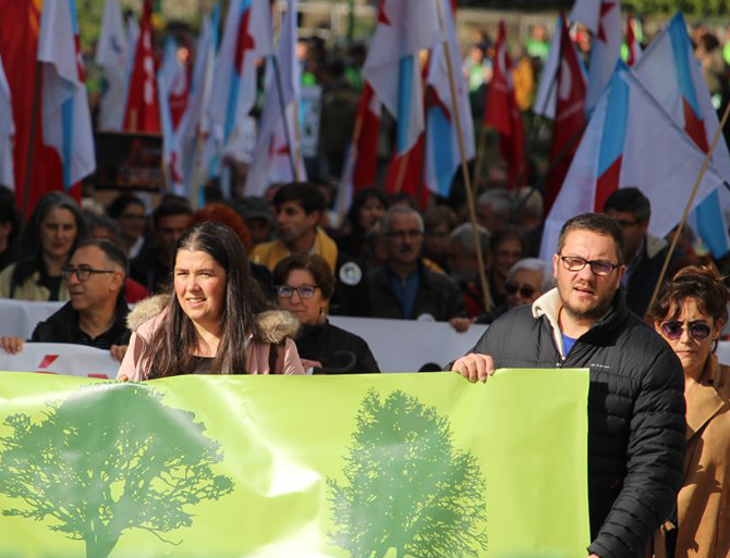 20-O: Multitudinaria manifestación da plataforma Por un monte galego con futuro en Compostela