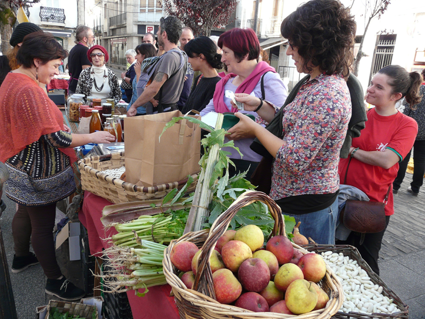 Máis de oitenta organizacións reclaman a reapertura dos mercados alimentarios de proximidade na Galiza