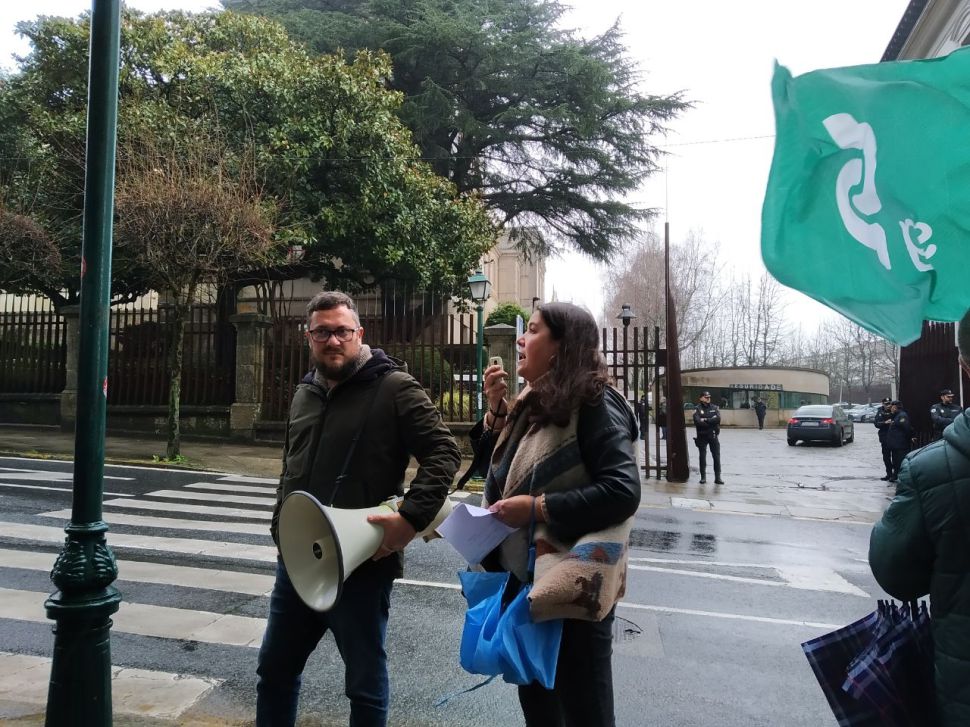 Produtores/as en ecolóxico e de zonas desfavorecidas maniféstanse fronte ao Parlamento convocadas polo SLG