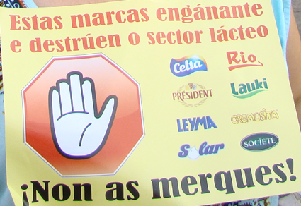 Leite Río destina a unha campaña publicitaria de mentiras o diñeiro que lle quita ás explotacións lácteas ao baixarlles inxustificadamente os prezos