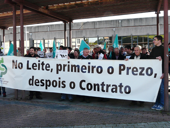 O Sindicato Labrego Galego pon en marcha a campaña “Mans arriba: este contrato lácteo é un atraco”