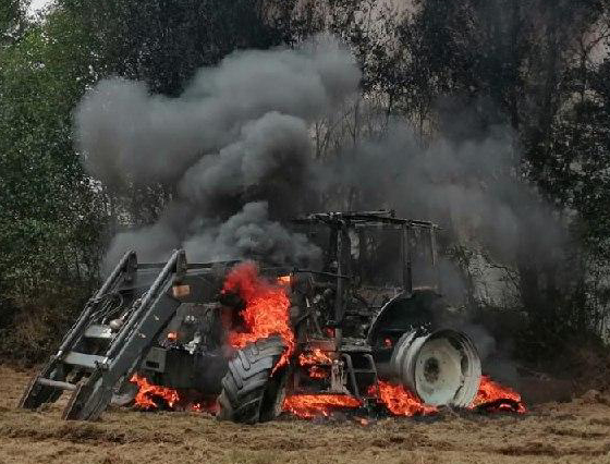 Arde un tractor en Labrada por falta de persoal do Concello de Guitiriz para manexar os medios de extinción municipais