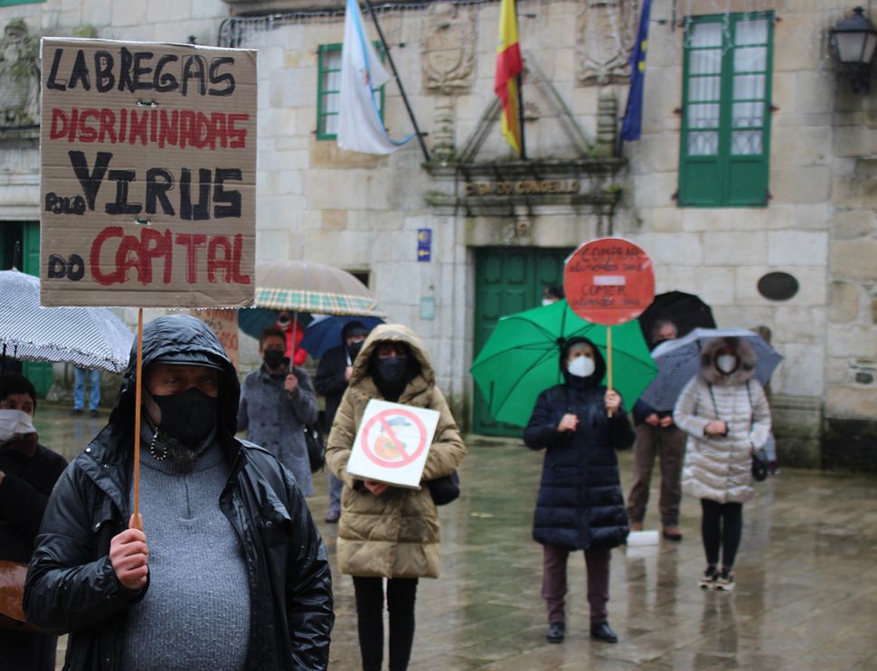 Un cento de melidenses concéntranse diante do Concello para esixir a reapertura do mercado labrego dos domingos