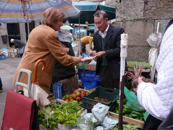 Medio Rural debe facer unha campaña informativa para rematar coa confusión xerada polo decreto da venda directa