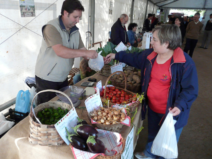 O éxito do mercado de alimentos labregos en Compostela urxe a que os gobernos fagan políticas agrarias que potencien a soberanía alimentaria