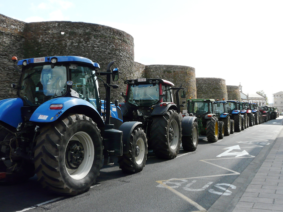 O SLG segue coa campaña de protestas en Compostela e Bruxelas pola falla de solucións á crise do sector lácteo