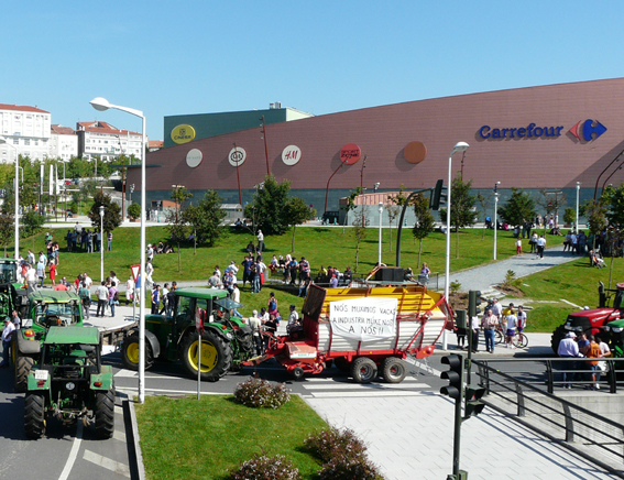 A Plataforma en Defensa do Sector Lácteo aumenta a presión ás distribuidoras con tractoradas indefinidas