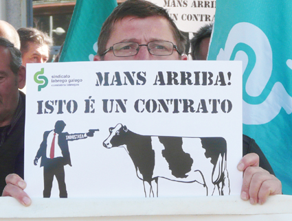 A Consellaría de Medio Rural despreza ao sector lácteo e négase a escoitar as denuncias pola extorsión dos contratos obrigatorios sen prezo