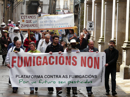 Centos de persoas amosan en Compostela o seu rexeitamento ás fumigacións con Flufenoxuron