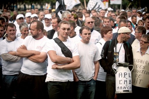 A Coordenadora Europea Via Campesina (ECVC) pide unha reunión extraordinaria do cumio da Unión Europea sobre a crise leiteira