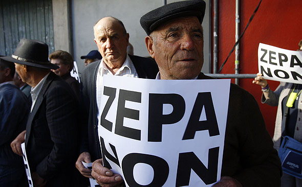 A plataforma ZEPA NON reunirase mañá con representantes dos tres grupos parlamentares galegos