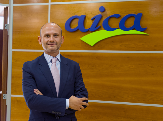 O SLG reuniuse co director da AICA para denunciar a compra a perdas de leite no 77% das granxas galegas