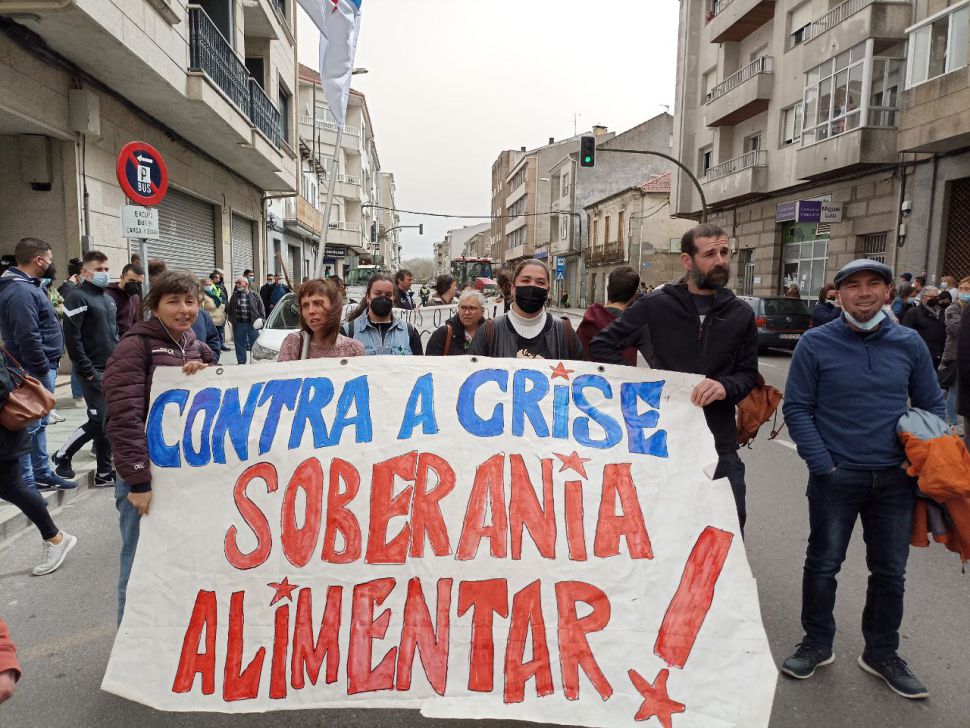 Centos de tractores esixen nas rúas de Xinzo medidas urxentes para salvar o sector agrogandeiro da comarca