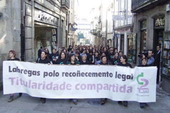 As mulleres do SLG desembarcan ante o Parlamento de Galiza para esixir a titularidade compartida