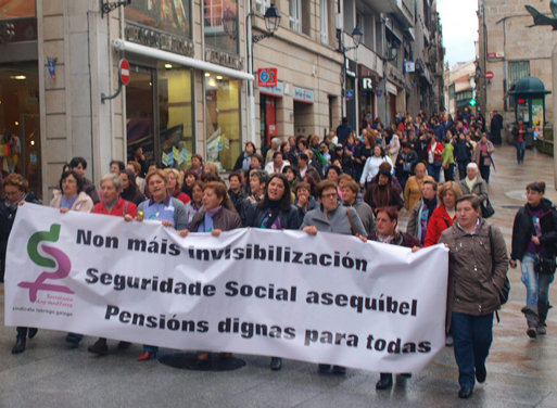 Máis de duascentas mulleres do SLG manifestáronse en Ourense contra a violencia económica provocada pola reforma das pensións