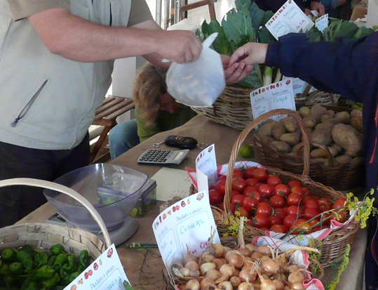 O mercado semanal do alimento labrego en Teo bota a andar coa asistencia de máis de cincocentas persoas