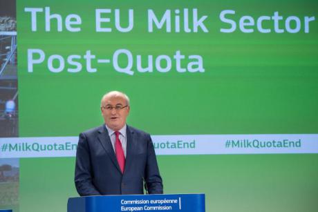 A política leiteira suicida da Xunta aboca ao sector lácteo galego a ser o paria que forneza de leite en po Europa