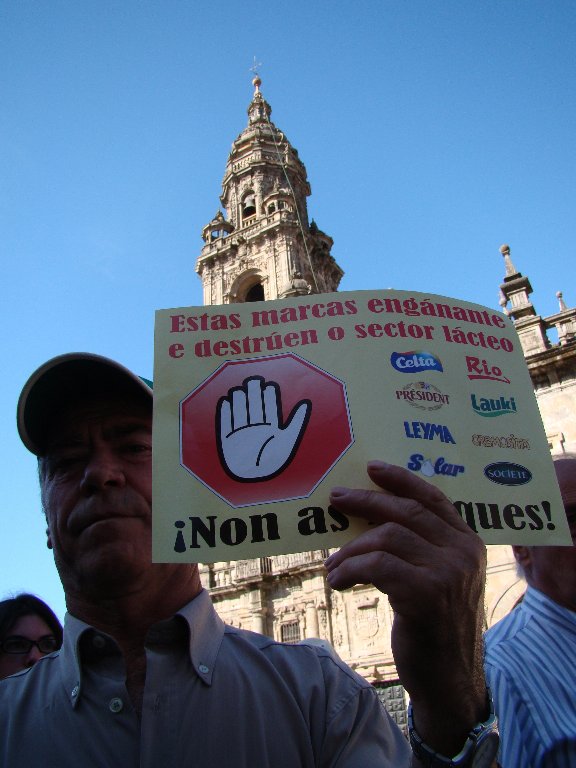 Na Praza da Quintana, información da campaña de boicot a LÁCTEOS LENCE, LEITE CELTA e LACTALIS