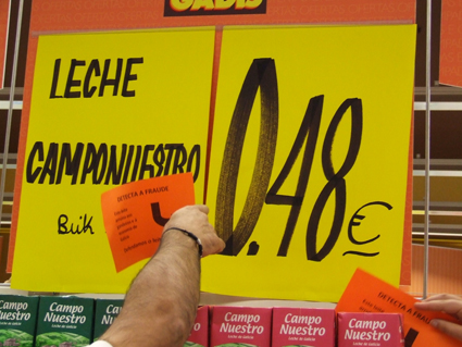 As organizacións agrarias levan a campaña de mobilizacións do sector lácteo ás grandes superficies comerciais