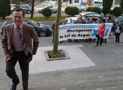 O SLG esixe a retirada do canon da auga que se lles comezou a cobrar ás explotacións leiteiras xusto cando están inmersas na súa peor crise