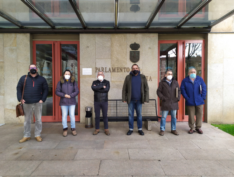 A fronte de organizacións sociais contrarias á revisión do Plan Forestal de Galiza reuniuse hoxe co PSOE e co BNG