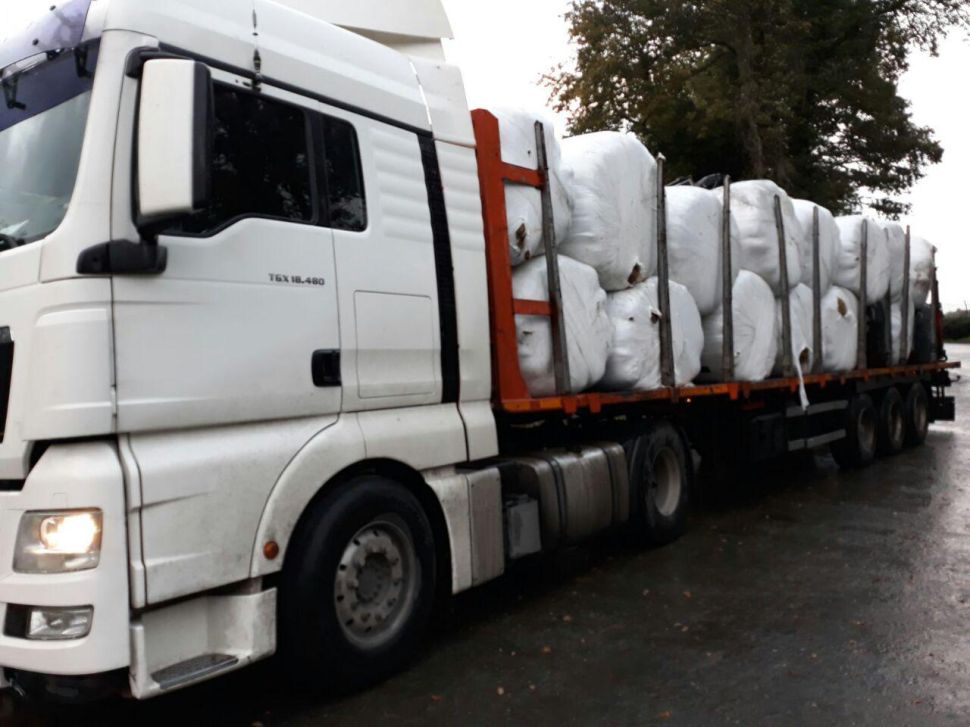 Graxas de Abadín doan un cargamento con 35 toneladas de herba a unha granxa d’As Neves damnificada polo lume