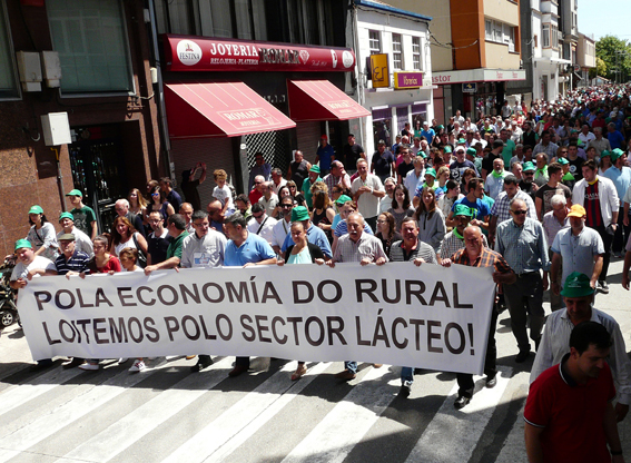 Dous milleiros de persoas e centros de tractores inician en Santa Comba a campaña de mobilizacións do sector lácteo