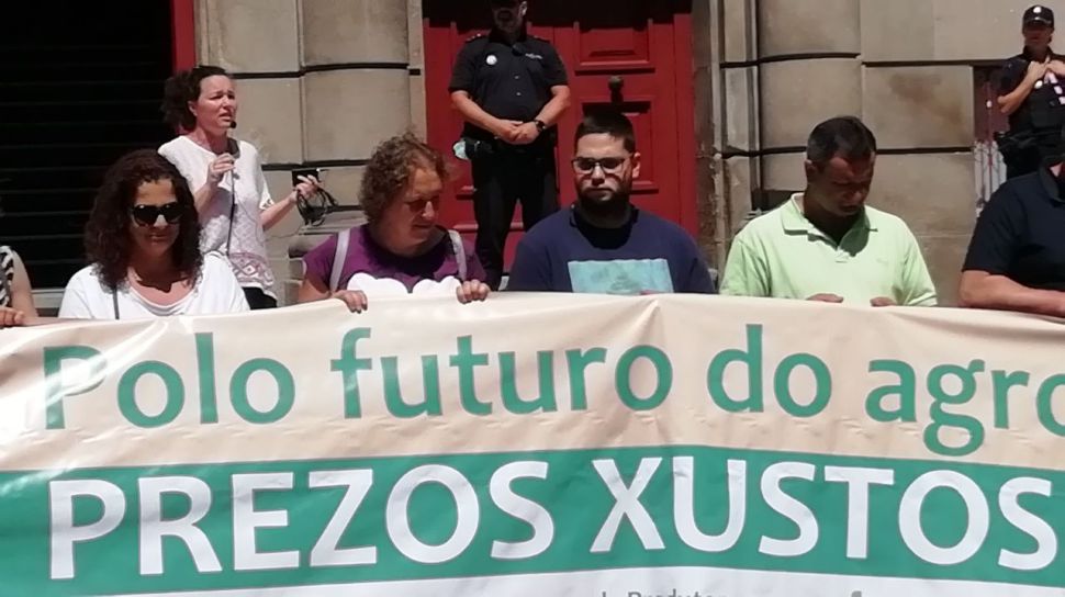 A Xunta mantén a estratexia de brazos caídos  para deixar morrer as granxas galegas e favorecer a agroindustria