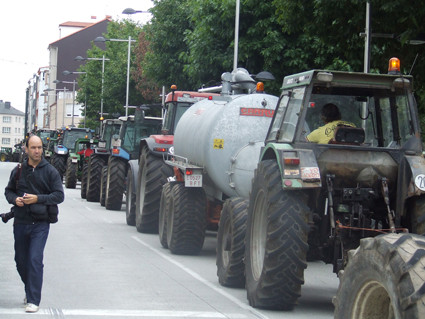 Un milleiro de persoas e un cento de tractores tomaron as rúas de Santa Comba para esixir prezos xustos para o leite