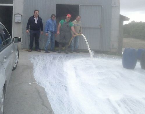 O SLG expresa o seu apoio total aos gandeiros e gandeiras que manteñen o bloqueo en industrias e distribuidoras