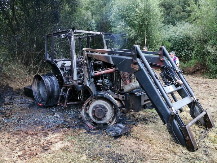 O SLG pide ao Concello de Guitiriz que asuma as perdas do tractor incendiado en Labrada por omisión de socorro