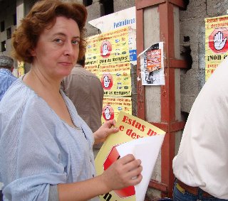 Inicio da colada masiva de cartaces difusión do boicot ás empresas que menos pagan o leite